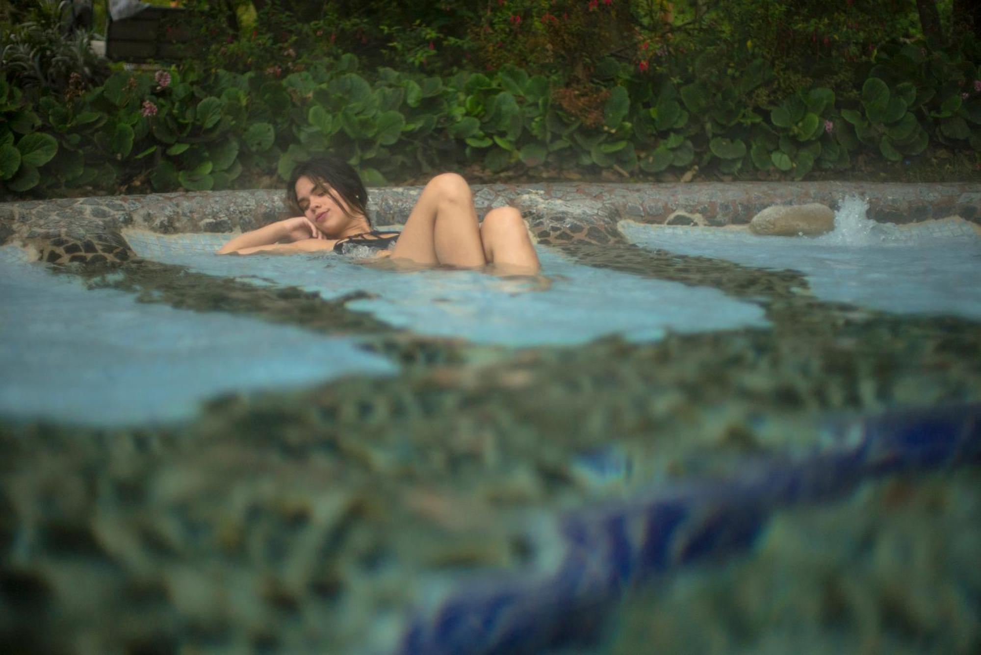 Termas De Папалакта Екстериор снимка A woman bathing in the hot springs