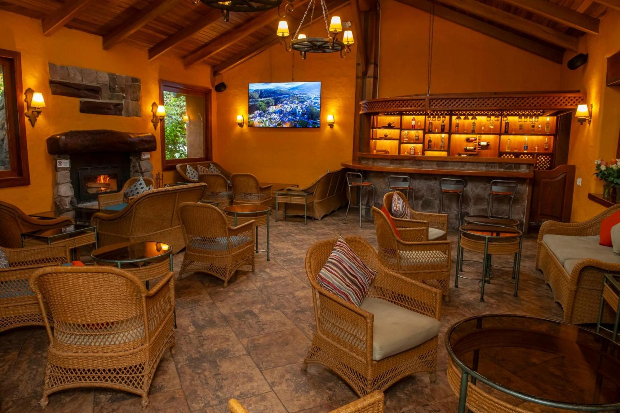 Termas De Папалакта Екстериор снимка The interior of the restaurant