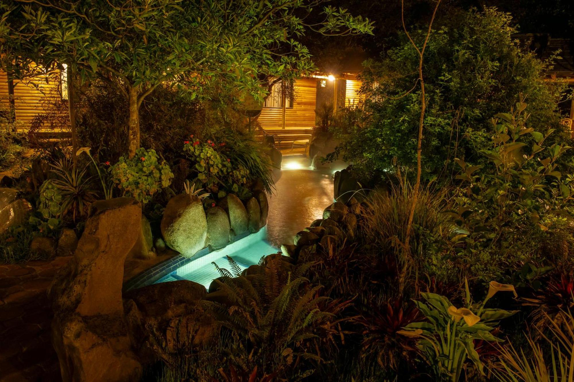 Termas De Папалакта Екстериор снимка The resort at night
