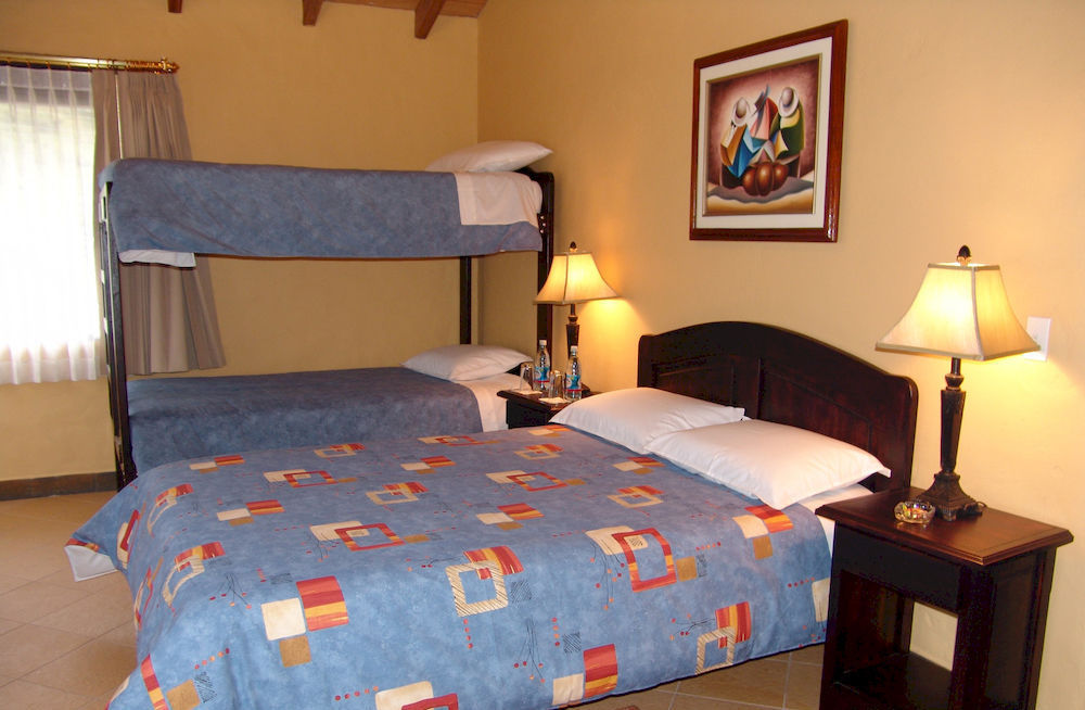 Termas De Папалакта Екстериор снимка A bunk bed with a double bed